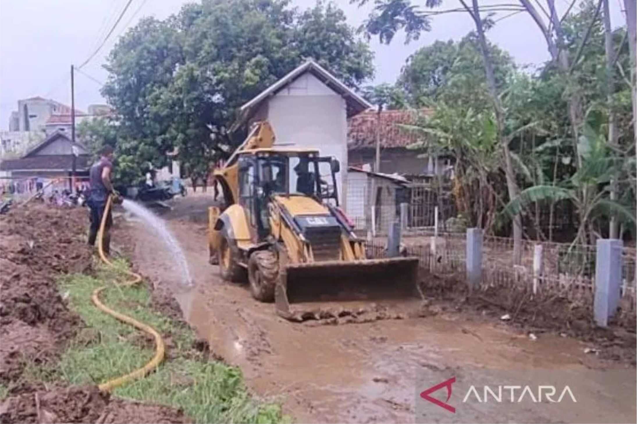 Dua Alat Berat Dikerahkan untuk Bersihkan Material Banjir di Pameungpeuk
